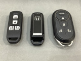 スマートキー付きですからドアロックの開閉およびエンジンスタートが楽々です。電動スライドドアの開け閉めもボタンで操作できます。加えて、純正リモコンエンジンスターター用の操作キーもついています。