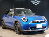 MINIのフロントグリルのデザインはイギリスで生まれた当初から、シルバーのサイドバーが折り重なった伝統的なデザインで御座います。その伝統はBMWのお車になってからでも少しずつ形を変えて守られております