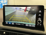 リバースギアに入れるだけで後方の表示へ切り替わります。夜間や雨の日の駐車も楽になりますよ。