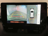 映像で見づらい車両周辺の確認をアシスト。クルマを真上から見ているような映像を表示。 運転席から確認しにくい車両周囲の状況を把握。
