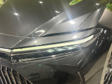 【4眼LEDヘッドライト】スタイリッシュな見た目の三眼LEDヘッドライトを装備♪スタイルだけでなく、夜間の走行も視界良好で安心してお乗りいただけます。