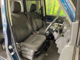 運転席まわりには十分なスペースがあり、大柄な方でもゆったり運転していただける環境です。