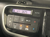 【オートエアコン】一度お好みの温度に設定すれば、車内の温度を検知し風量や温度を自動で調整。暑い&hellip;寒い&hellip;と何度もスイッチ操作をする必要はありません。快適な車内空間には必須の機能ですね♪