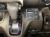 CVT車のセレクトレバーです。低速から高速まで、変速ショックのないスムーズな走りと、エンジン効率のよい領域を維持して燃費にも貢献します。サイドブレーキはスイッチ操作の電子制御パーキングブレーキです。
