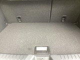 ラゲッジルーム内の凹凸をなくす事でスッキリした広がりを造りだし、荷物がスムーズに出し入れできる気持ちよさ、使い易さを実現!