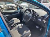 運転席は使用感少なく綺麗です。