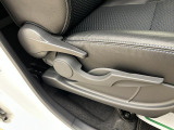 運転席シートリフターを装備しています★細かくドライビングポジションを設定できるので運転し易く、疲れにくいですね♪