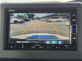 駐車時の安全確認をサポートするバックカメラも使用できます。インターナビで様々な情報を得ることもできます。