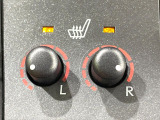 【シートヒーター】寒い日に重宝するシートヒーター!エアコンより早く温まってくれるので寒がりの人も安心ですね♪エアコンの温風は乾燥するから苦手、という方にもをおすすめです。