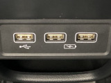 セレクトレバーの下に、スマートフォンなどの充電可能なUSB端子が2個、音源などの外部入力の可能なUSB端子が1個ついています。移動中に充電もできるので便利です。