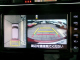 パノラミックビューモニター付きです。車両を上から見たような映像をディスプレイオーディオ画面に表示。運転席からの目視だけでは見にくい、車両周辺の状況をリアルタイムでしっかり確認できます。