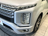 【LEDヘッドライト】悪天候や夜間走行時も良好な視界を確保し安心して運転できる高輝度LEDヘッドライトを装備!点灯速度が早く、消費電力も抑えられています。