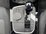 【シフトノブ】BMWの高性能オートマチックは、ATセレクトレバーを左側に倒すことで、通常の「D」から「S」(スポーツ)または「M」(マニュアル)へと切り替えが可能です。