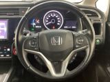 ハンドルにHondaセンシング系のクルーズコントロールやレーンキープアシストなどのスイッチと、オーディオの操作スイッチが装備されています。ハンドルから手を離さず安全に操作できます。