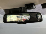 【インテリジェントルームミラー】はリアカメラが車両後方を映し出すので、いつでもクリアな後方視界を確保!夜間や悪天候の運転でも安心です♪