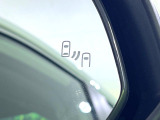 【ブラインドスポットモニター】走行中、ドアミラーの死角になりやすい箇所に後続車が接近するとサイドミラーのレンズに警告を表示!ドライバーに注意喚起をしてくれます。