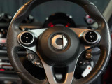 smartフォーフォーのステアリングはコンパクトで握りやすく、軽快な操舵感が街乗りで扱いやすさを実現。日常使いに最適。