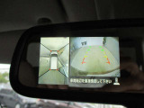 ■ディスプレイ付自動防眩式ルームミラーに4つのビュー(「トップビュー」「フロントビュー」「サイドブラインドビュー」「バックビュー」)を表示。狭い場所での駐車でも、周囲が映像で確認できます。