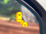 【ブラインドスポットインフォメーション】走行中、ドアミラーの死角になりやすい箇所に後続車が接近するとサイドミラー付近に警告を表示、ドライバーに注意喚起をしてくれます。