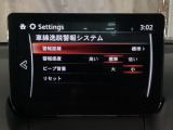 車線逸脱警報システムは、走行中にカメラで車線を検知して、自車が車線から逸脱する可能性があると判断した場合に、警報によりドライバーに通知します。
