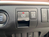【電動パーキングブレーキ】パーキングブレーキは便利な電動式!ボタン一つで操作でき、アクセルを踏めば自動で解除されます♪レバーやペダルが無いので運転席廻りもすっきりしますね♪