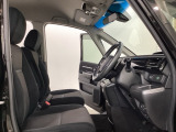 座面も厚みがあり背もたれも高く、広い足元にゆったり座れるシートです。運転席と助手席の間が空いている為、助手席側への移動がスムーズです。交通量の多い道でも助手席側から乗り降りができます。