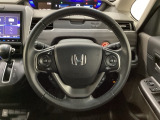 ハンドルにHondaセンシング系のクルーズコントロールやレーンキープアシストなどのスイッチと、オーディオの操作スイッチが装備されています。ハンドルから手を離さず安全に操作できます。