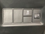 ハンドルの右側にはヘットライトリベライザーとVSA(ABS+TCS+横滑り抑制)の解除スイッチがついています。ヘッドライトリベライザーは道路状況や積荷の加重に応じてライトの高さを調節できます。