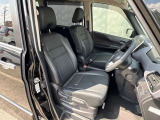 運転席も広々、ドライブも楽しめますね♪実際お座りいただくのが、分かりやすいと思います。お気軽にご来店ください!
