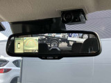 【インテリジェントルームミラー】はリアカメラが車両後方を映し出すので、いつでもクリアな後方視界を確保!夜間や悪天候の運転でも安心です♪