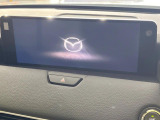 【マツダコネクト】車内の雰囲気にマッチした一体型タイプのディスプレイ。各種車輌設定やBluetooth再生等、様々な機能が楽しめます。専用SDカードのご購入で、ナビ機能も使用出来ます。