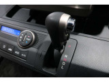 インパネシフトだから視線の移動も少なく足元もスッキリ♪運転席もゆったりしているのでゆとりを持ってドライブできますね!