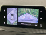 【マルチアラウンドモニター】専用のカメラにより、上から見下ろしたような視点で360度クルマの周囲を確認することができます☆死角部分も確認しやすく、狭い場所での切り返しや駐車もスムーズに行えます。