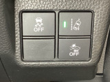 Hondaセンシング用の、VSA(ABS+TCS+横滑り抑制)解除と路外逸脱抑制機能のオンオフスイッチなどはハンドルの右側に装備しています。