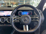 ステアリングボタンは、使いやすいデザインでございます。ステアリング付近のレバーや、ステアリングボタンで追従機能の操作も可能でございます。