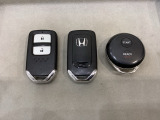 スマートキーを装備しています。鍵を差し込むことなくドアロックの開け閉めと、スタートボタン操作でのエンジンスタートができます。加えて、純正リモコンエンジンスターター用の操作キーもついています。