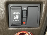 左側電動スライドドアは運転席からでも操作ができるように、ハンドル付近に開閉の操作スイッチが付いています。