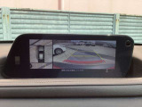 車体がシースルー(透過)して周囲の見通しを高めた設計の『360&deg;シースルービューモニター』を搭載。大きな車体でも、上空から見下ろす正確な視点で、狭い道や駐車をサポートします。