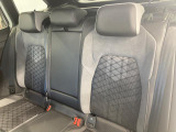 シートは適度な硬さによって長時間の運転でも疲れにくいと定評があります。国産車とは全く違った座り心地ですが、長年培われた欧州の椅子文化をご体感ください。