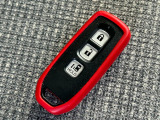 スマートキーは携帯しているだけで、ドアの施錠、解錠、エンジンの始動ができます。