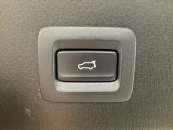 パワーリフトゲートは運転席とリフトゲート側、さらにアドバンストキーでも開閉が可能!開度は無段階にメモリー設定もできます。ゲート内側にタッチセンサーを配置し、手などを挟み込む危険を低減します。