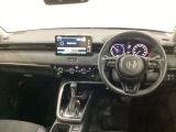 車内は光触媒抗菌消臭施工済です。インパネ周りはスタイリッシュなデザインです。グローブボックスやカップホルダーのほかにトレーなどたくさんの収納スペースが付いています。