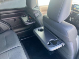 運転席と助手席のシートバックに収納式のトレイ付きドリンクホルダーを装備しています。ドライブの時など便利です。