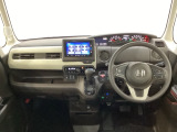 車内は光触媒抗菌消臭施工済です。インパネ周りはスタイリッシュなデザインで機能や装備も充実しています。グローブボックスやカップホルダーのほかにトレーなどたくさんの収納スペースが付いています。