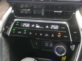 【オートエアコン】車内温度を感知して自動で温度調整をしてくれるのでいつでも快適な車内空間を創り上げます!どの席に座っても快適なドライブが楽しめます♪
