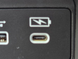 スマートフォンの充電に便利なUSBジャックを装備しています。