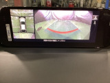 狭い場所での駐車やすれ違いなどでより的確な運転操作に役立つ360&deg;ビューモニターが装備されています。