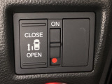 左側電動スライドドアは運転席からでも操作ができるように、ハンドル付近に開閉の操作スイッチが付いています。
