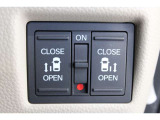 乗り降りラクラクな両側パワースライドドアが装備されてます。運転席からもリモート操作が可能です。外からはリモコンキーで開閉することができます。巻き込み防止機能もありますので安心です。