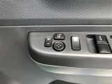 電動格納式ドアミラー付き。 狭い駐車場へ停めた時に、ボタン1つで左右のミラーをたたむ事ができます。